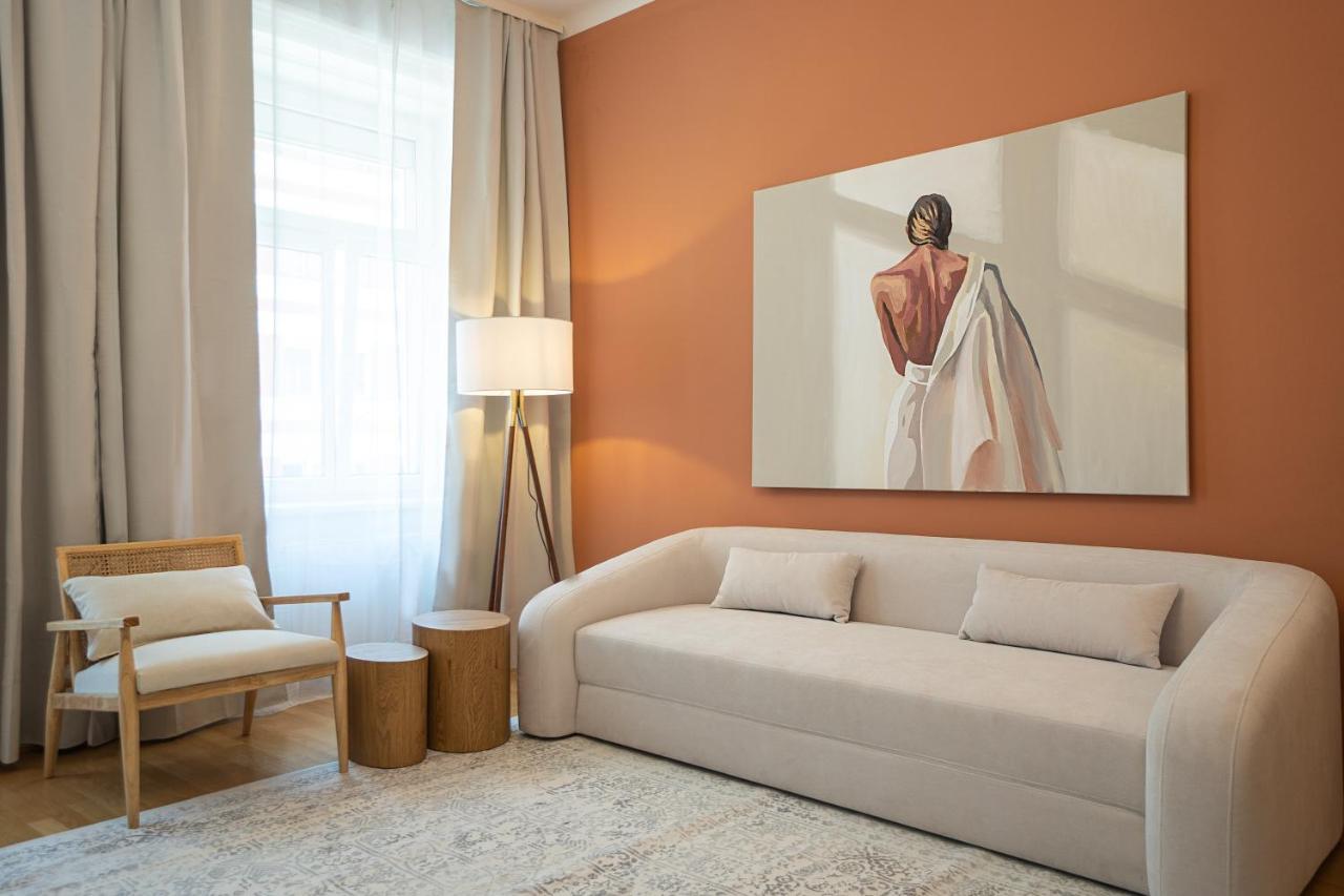 Bright 3-room With A King-size Bed Apartment *